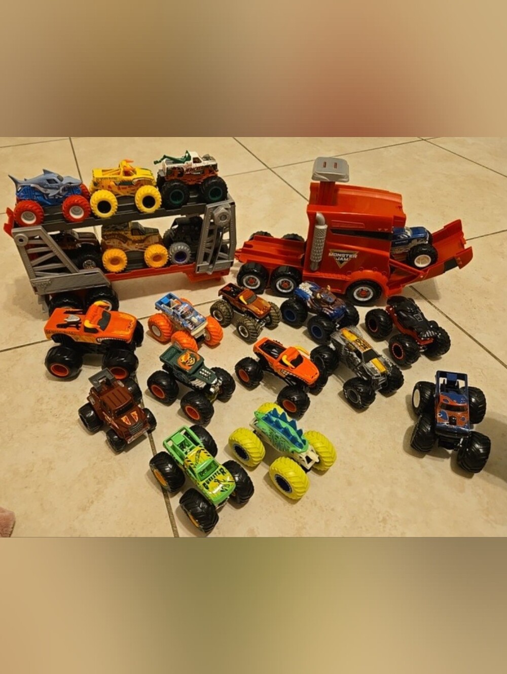 Monster Jam, 2-in-1 Launch N’ Go Hauler With  19 Monster  Trucks